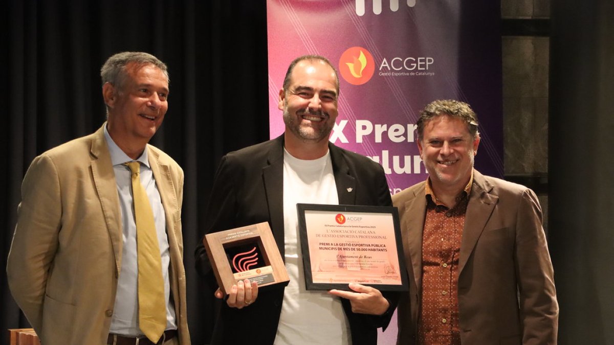 El regidor de Salut i Esports, Enrique Martín rep els premis.