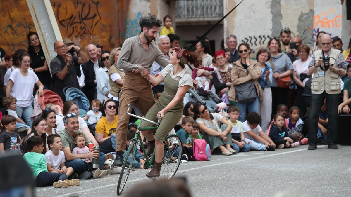Fotografia d’arxiu de l’actuació de DoppioZero-Dolce Salato durant la Fira Trapezi 2025.