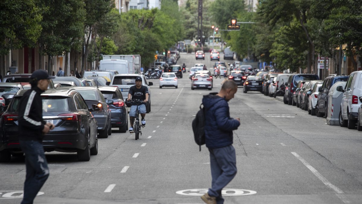 L'avinguda Prat de la Riba té actualment tres carrils de circulació per a vehicles.