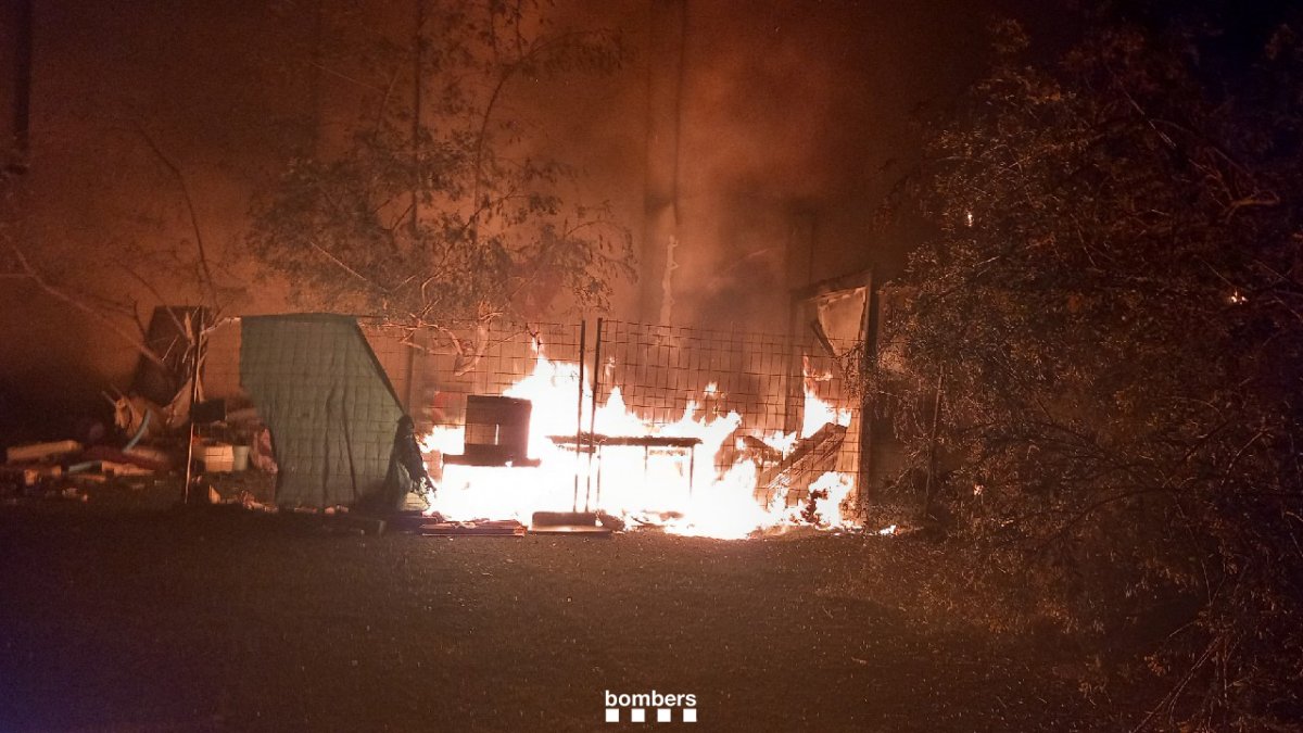 Incendi al solar de l'antic Hostal del Sol.