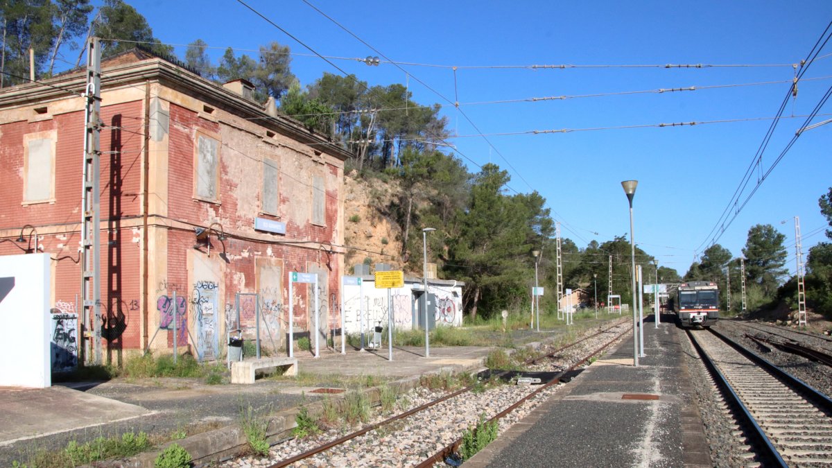 Imatge d'un tren passant de llarg de l'estació de tren dels Guiamets.