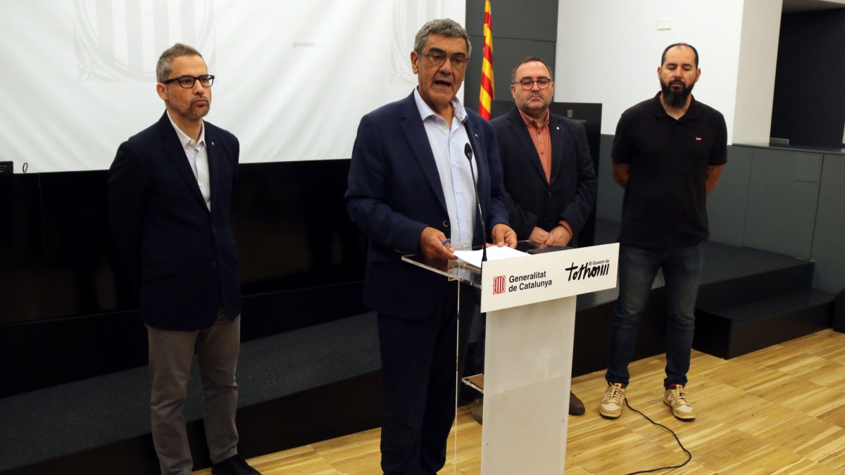 El delegado del Gobierno en las Terres de l'Ebre, Castor Gonell, comparece en Tortosa acompañado de varios directores territoriales.