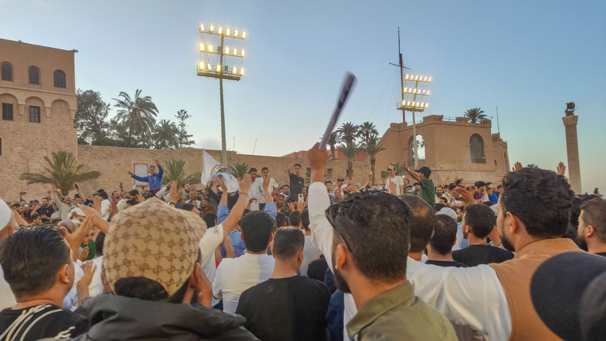 Manifestantes llegan a la sede del primer ministro del Gobierno de Unidad Nacional (GUN), Abdelhamid Dbebiba, para pedir su dimisión.