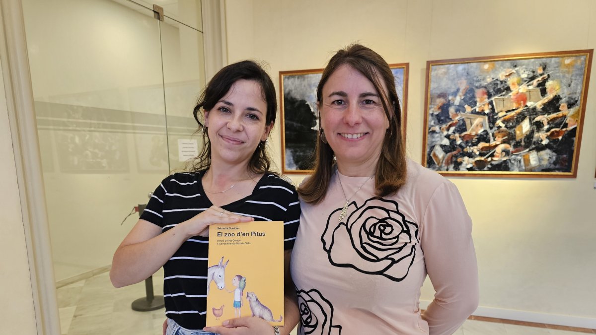 Natàlia Setó, ilustradora del libro, y la educadora Susanna Giner, una de las impulsoras del proyecto.