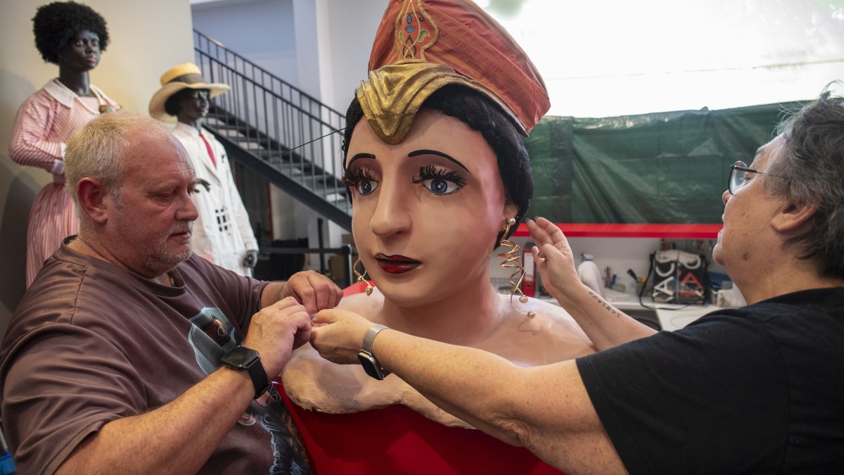 Jordi Marquès y la Pilar Diezhandino preparando a la giganta para la presentación del programa de aniversario.