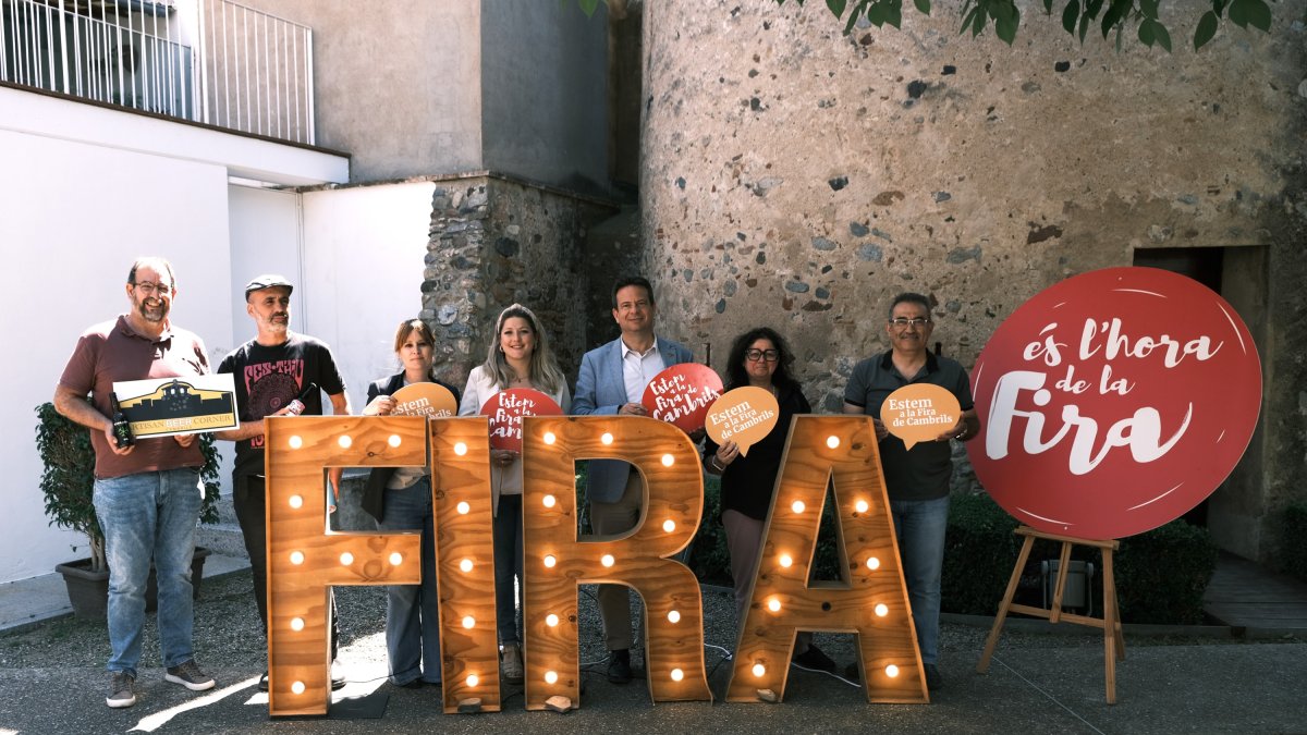 Representantes del Ayuntamiento, el tejido comercial y las entidades participantes en la presentación de la feria.