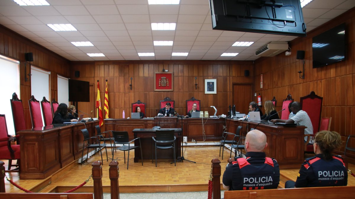 El tribunal, les acusacions i l'acusat d'agredir sexualment una dona a l'exterior d'una discoteca de Salou el 2024 a l'inici del judici celebrat a l'Audiència de Tarragona.