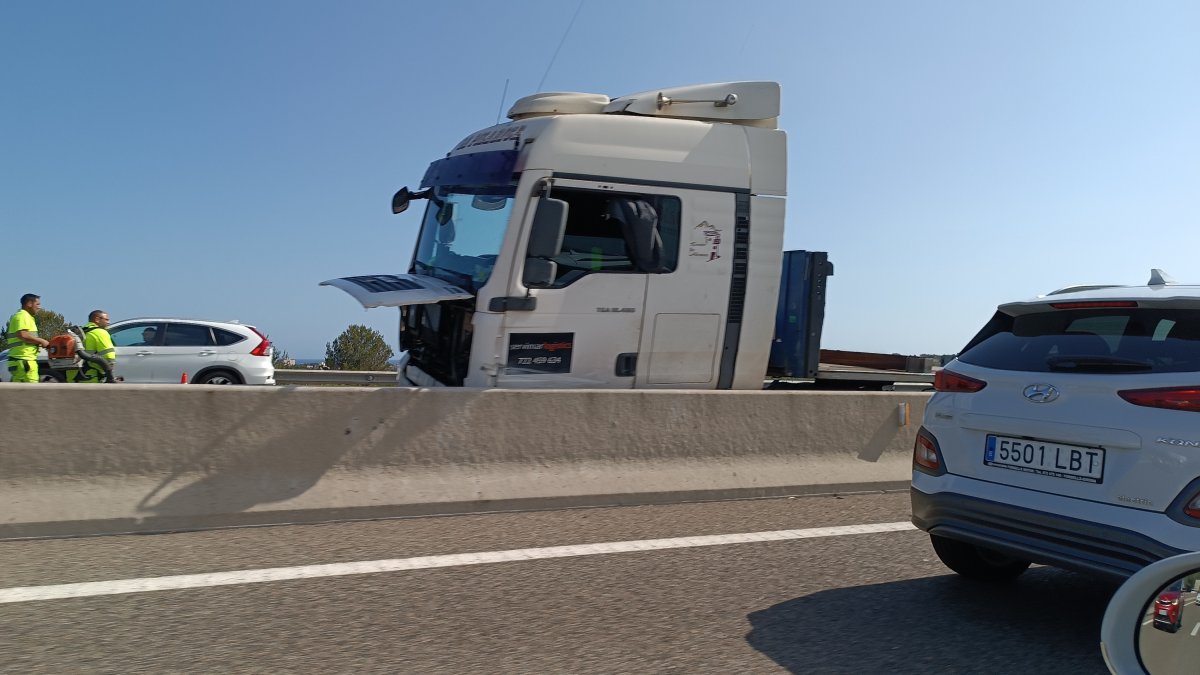 Imagen del camión accidentado en la Ap-7.