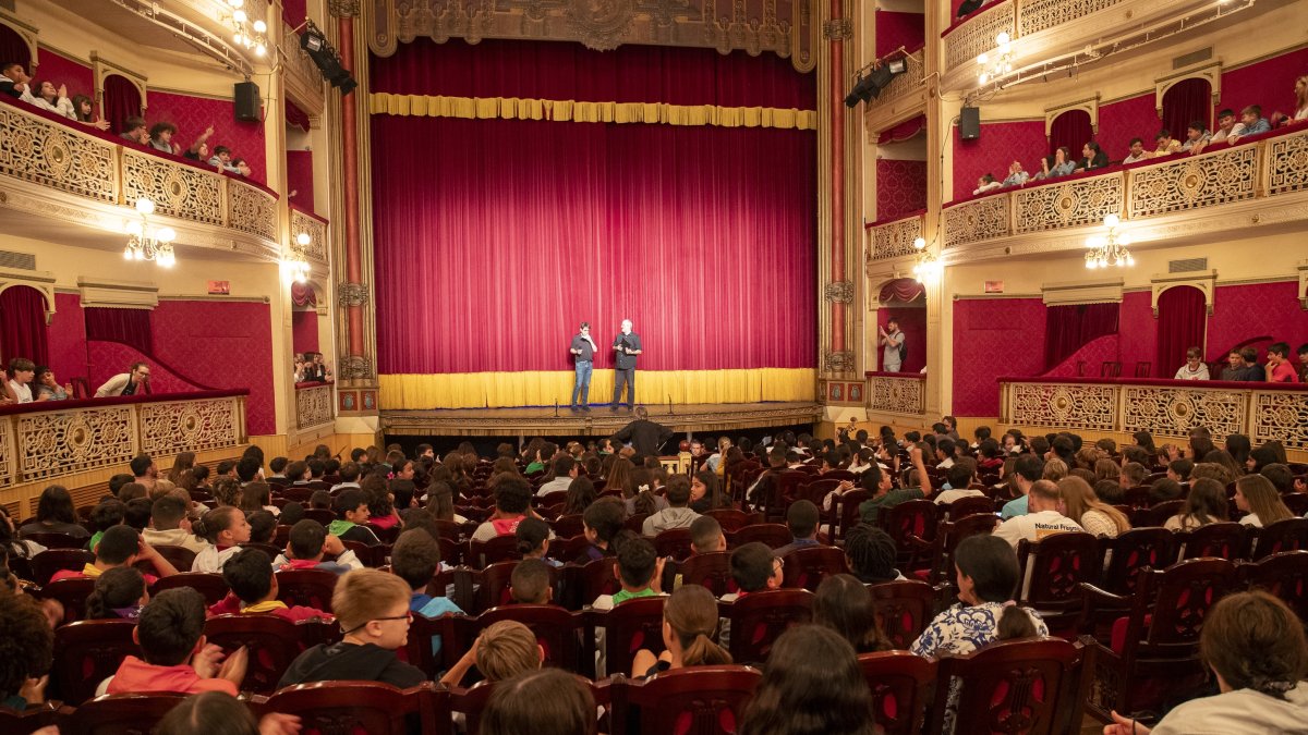 L’instant previ a la representació de l’òpera, que va comptar amb la participació d’un cor conformat pels alumnes.
