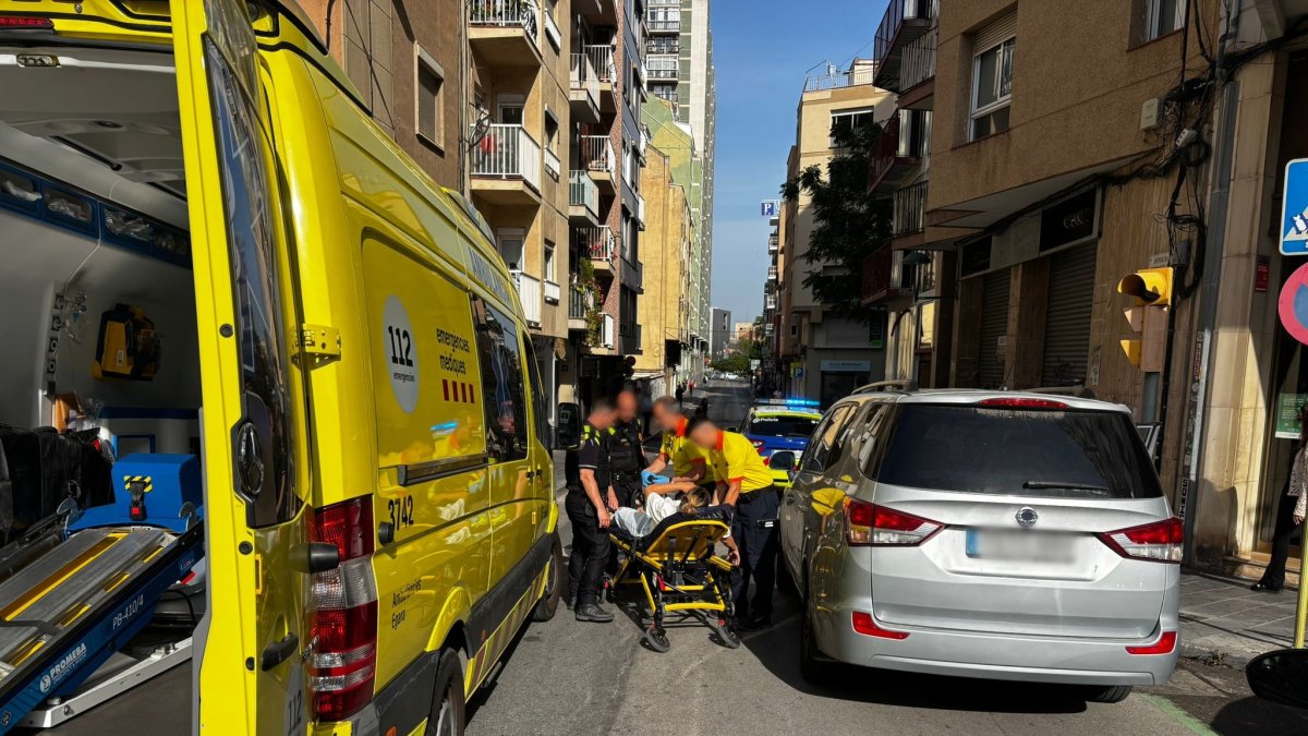 Un instant del SEM assistint a la dona.