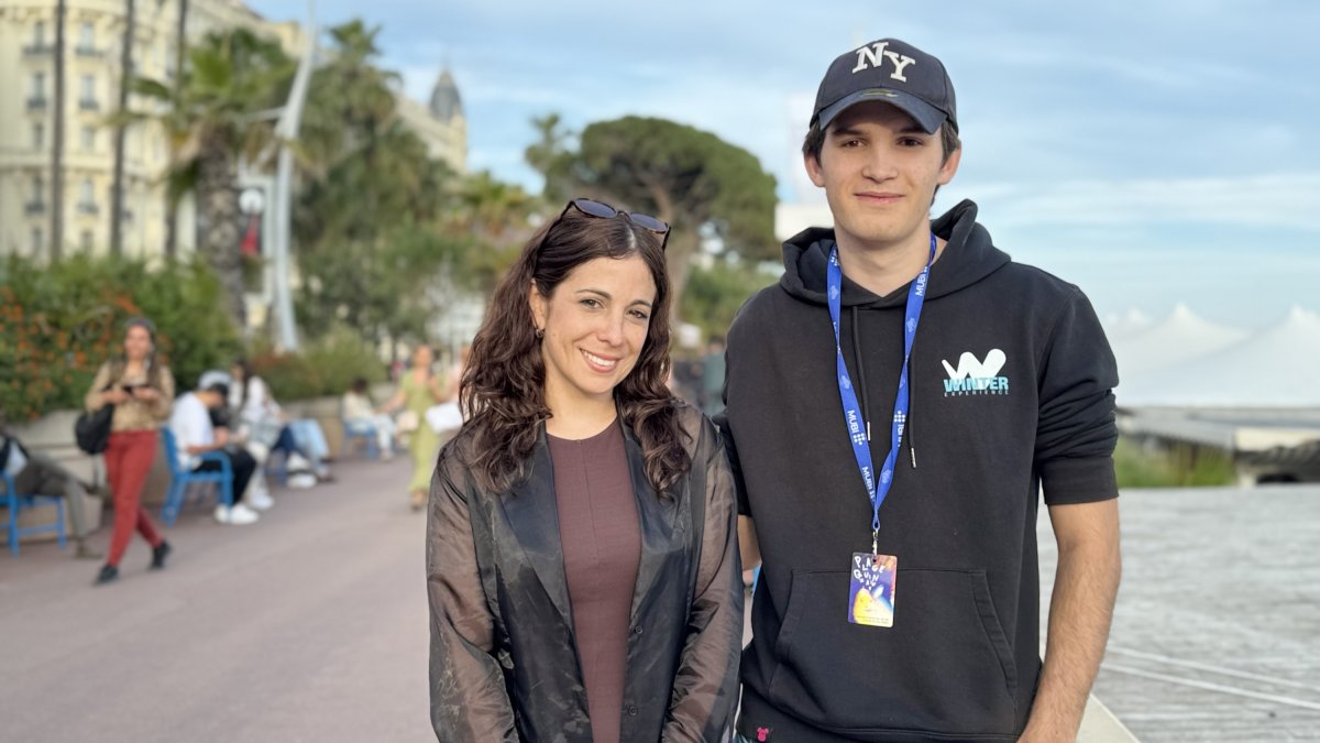 La cineasta Gala Hernández López, directora del cortometraje documental '+10k', y Pol Gascó, el protagonista, en una entrevista con la ACN.