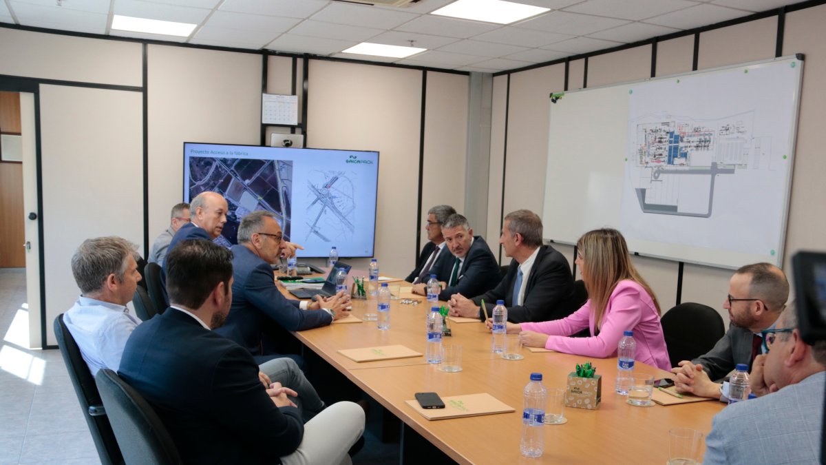 Reunió entre càrrecs de l'empresa paperera Saica a l'Aldea i el conseller d'Empresa i Treball Miquel Sàmper
