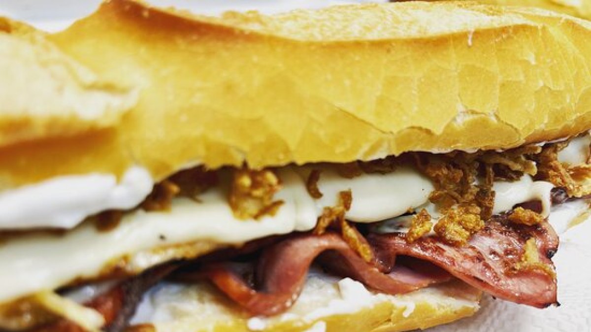 Imagen de uno de los bocadillos de la Cafetería Oleas.