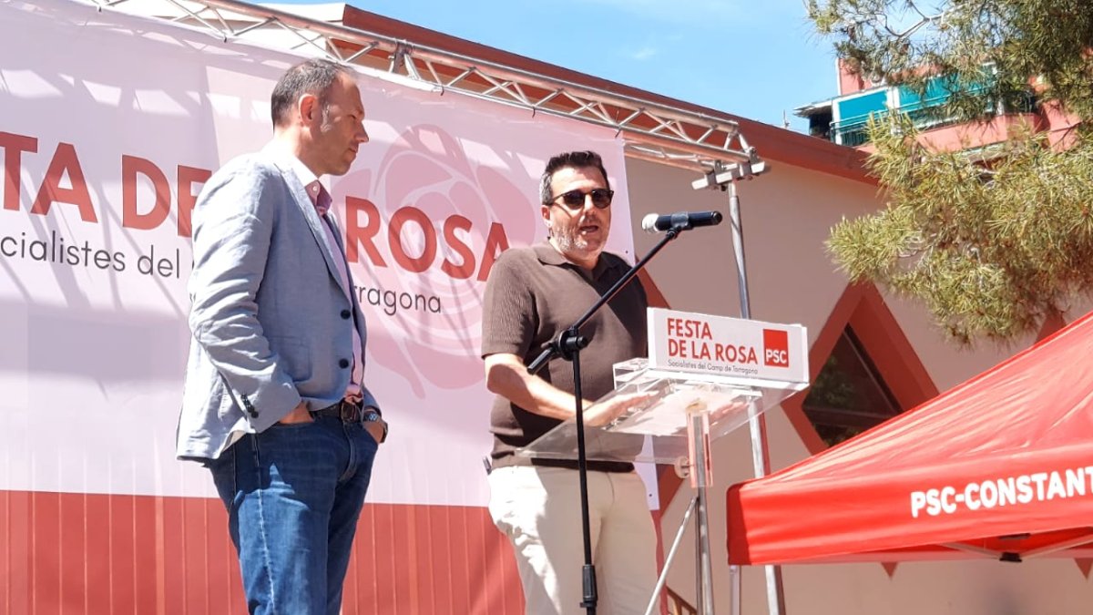 Fran Morancho fent el seu discurs al costat de Berni Alvarez