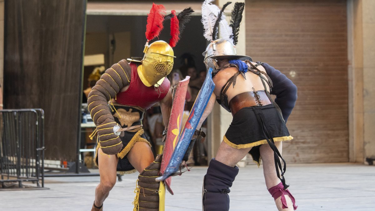 Dos gladiadors combatent a la tarima de l’auditori