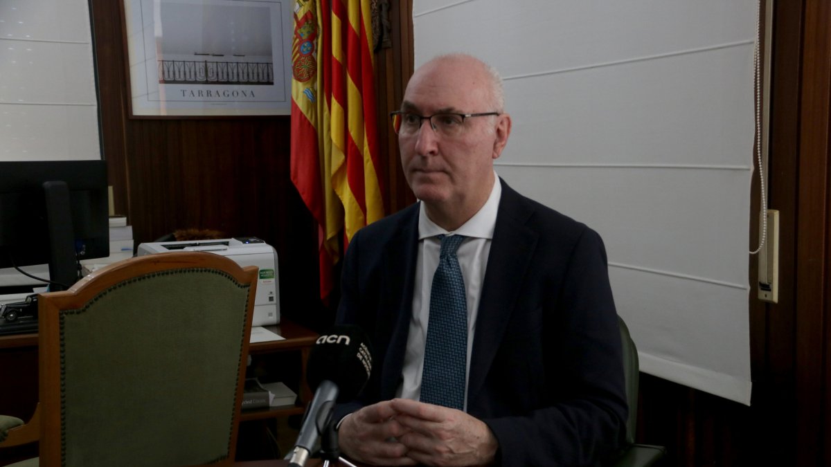 El president de l'Audiència de Tarragona, Joan Perarnau, al seu despatx durant l'entrevista feta per l'ACN.