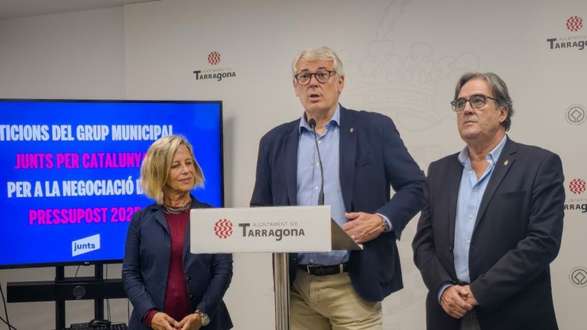 La consellera no adscrita, Elvira Vidal, i els consellers de Junts, Jordi Sendra i Pep Manresa, en una roda de premsa de l’octubre.