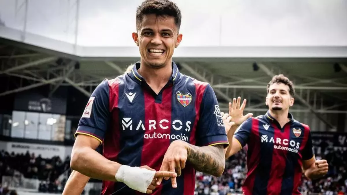 Roger Brugué celebrant un gol