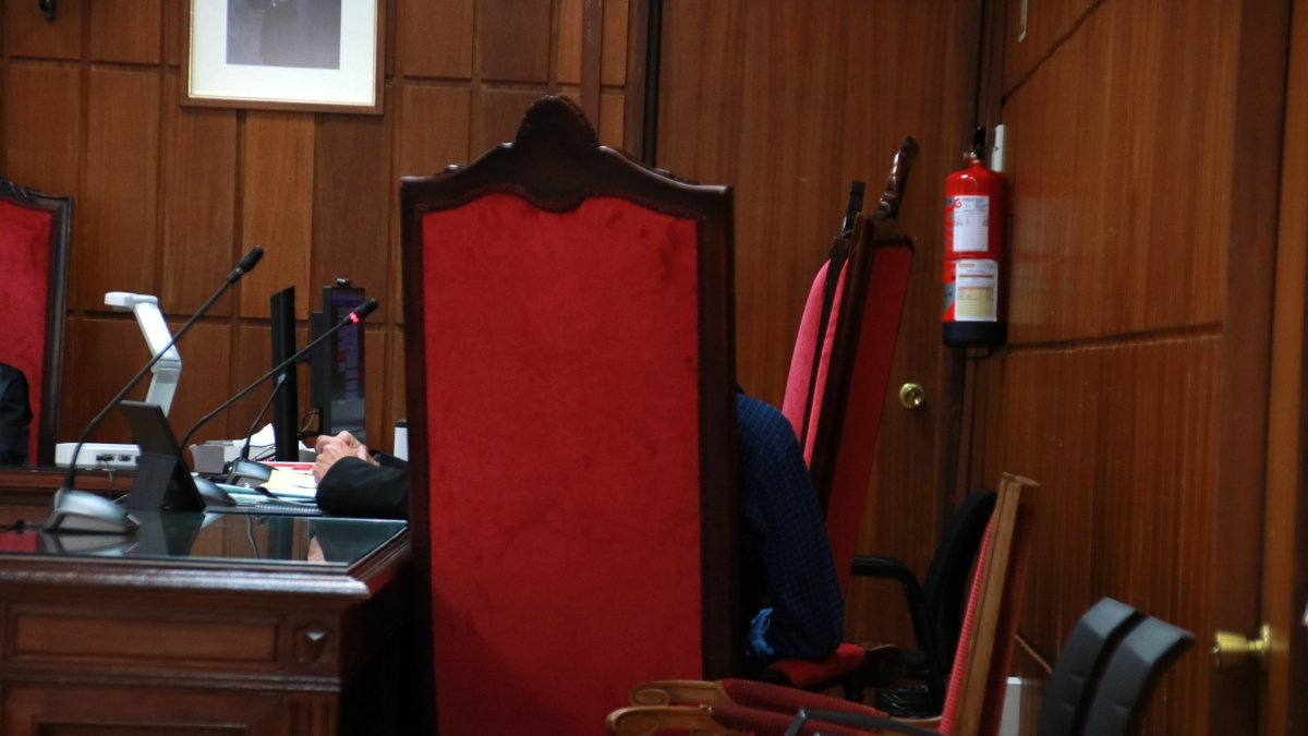 L'home acusat d'agredir sexualment una menor a Tarragona el febrer de 2024, girat d'esquena, a l'inici del judici celebrat a l'Audiència.