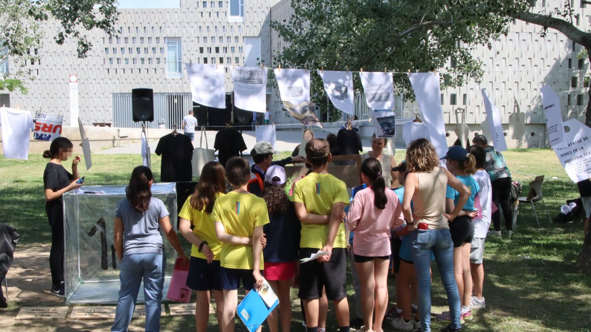Un grup d'alumnes escolta la presentació d'un dels projectes a la Fira FAIG de les Terres de l'Ebre al Campus de la URV.