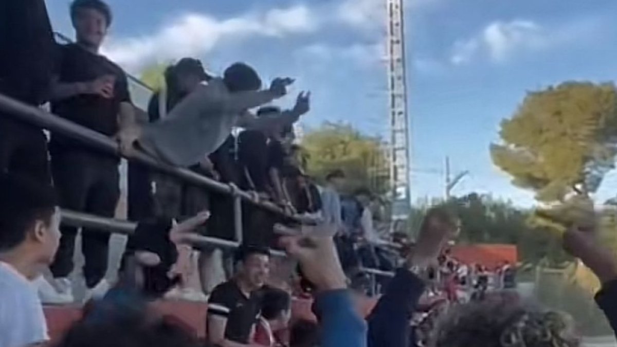Imatge dels enfrontaments entre aficionats a la grada.