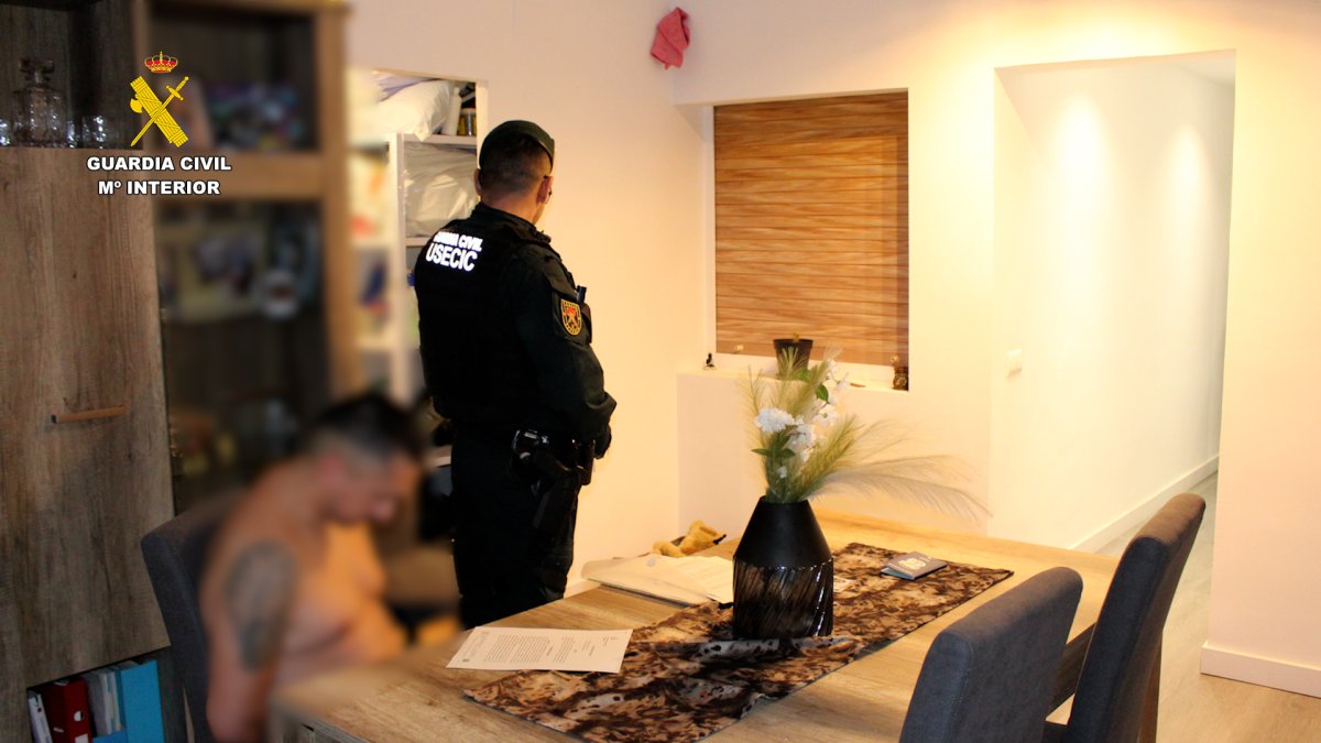 Imagen de un agente de la GC con el detenido en el piso de este en La Canonja.