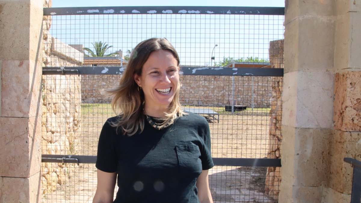 La portaveu d'ERC a l'Ajuntament de Tarragona, Maria Roig, davant del fortí de Sant Jordi.