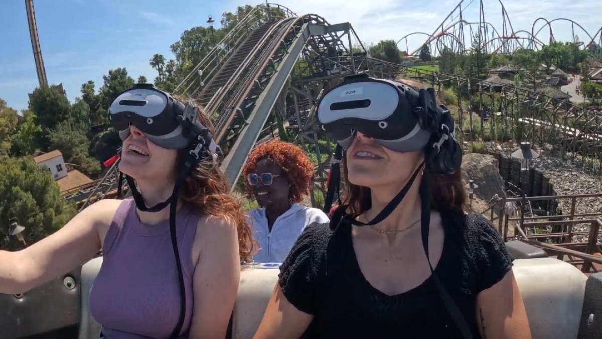 Visitantes disfrutando de la nueva experiencia 'El Diablo Neo' de PortAventura Park.