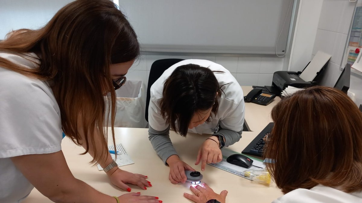 Consulta de la Dra. Cinta De Diego, del Centre d'Alta Resolució de Salou, una de les investigadores de l'estudi, acompanyada per la resident de 4art any de medicina familiar i comunitària, Anna Díaz.