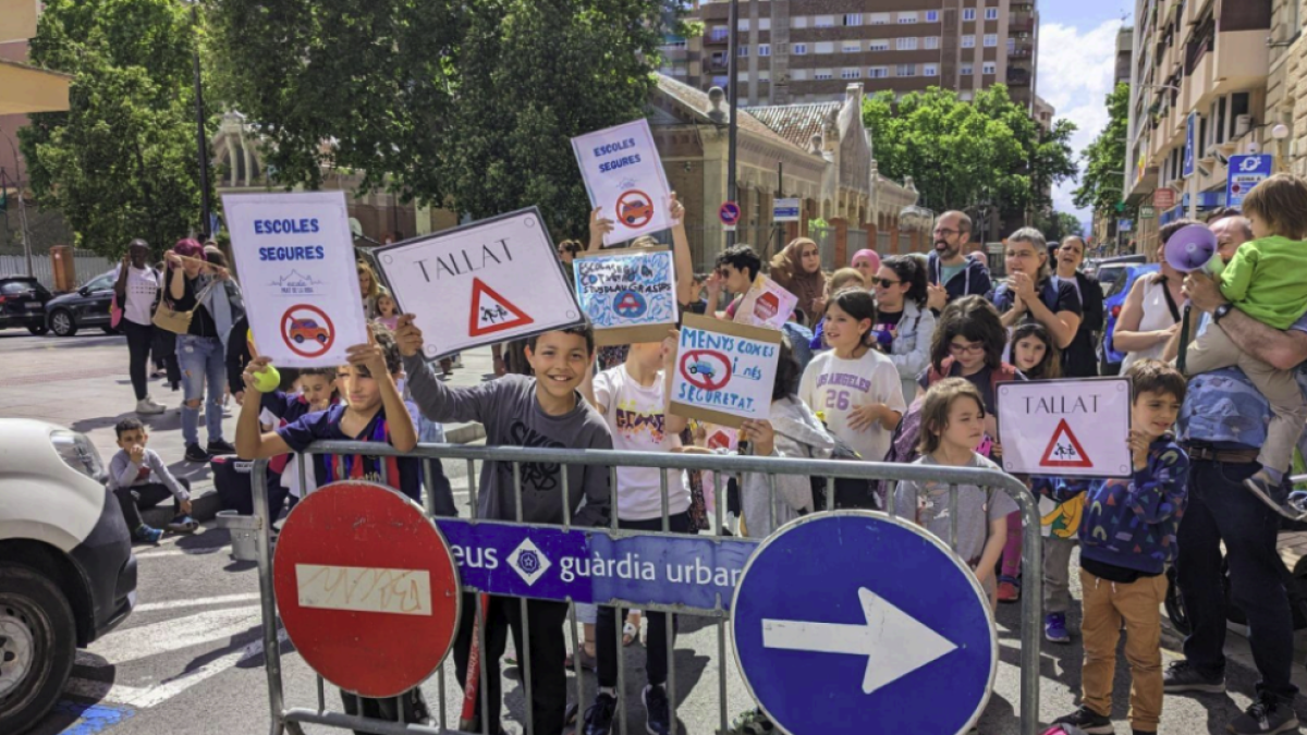 Fotografía de archivo de una movilización de la comunidad educativa de la Escuela Prat de la Riba.