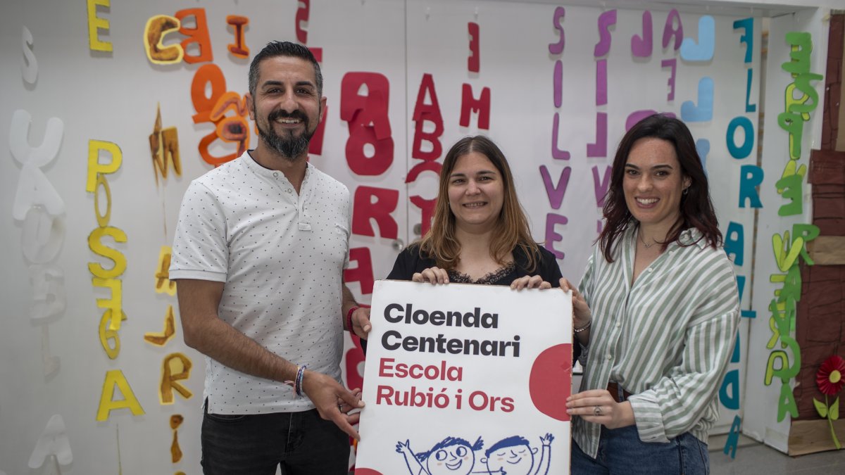 De izquierda en derecha, Carlos Hugo Velarde, cabeza de estudios, Noèlia Moliner, directora, y Zulema Ortega, secretaria de la Escuela Rubió i Ors.