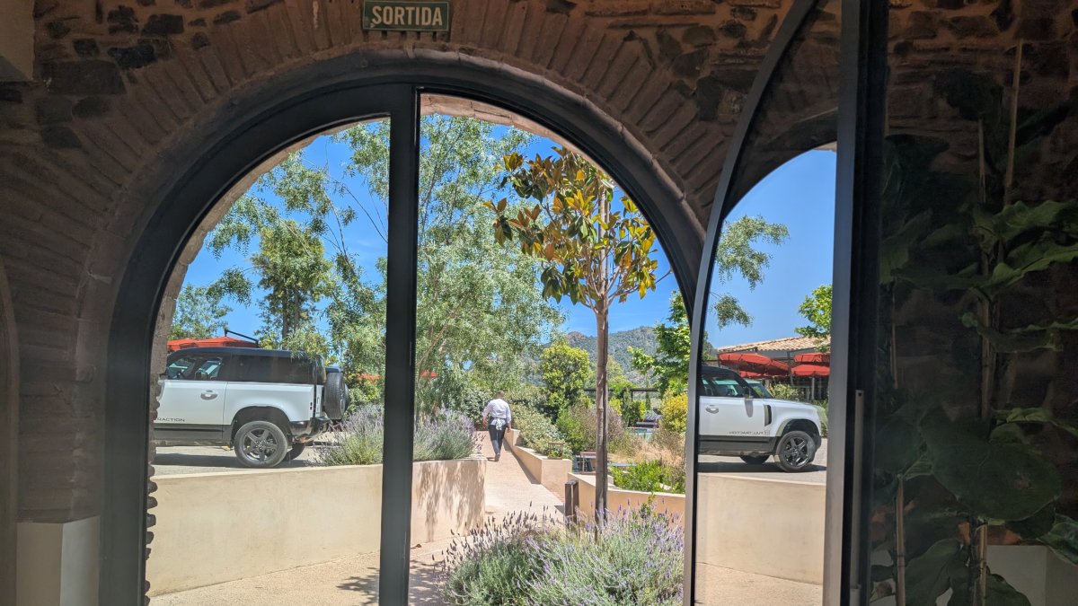 Un treballador a l’Hotel Mas d’en Bruno de Torroja del Priorat.