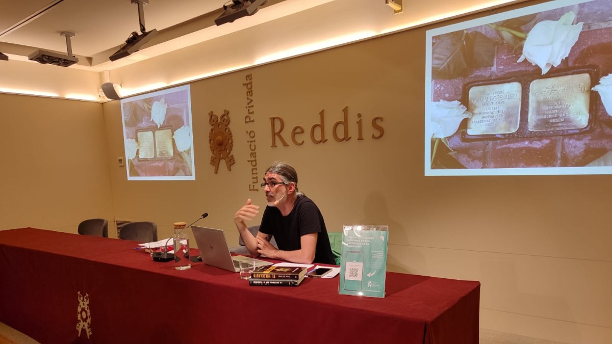 Fotografía del historiador Joan Navais durante la conferencia a la Fundación Privada Reddis.
