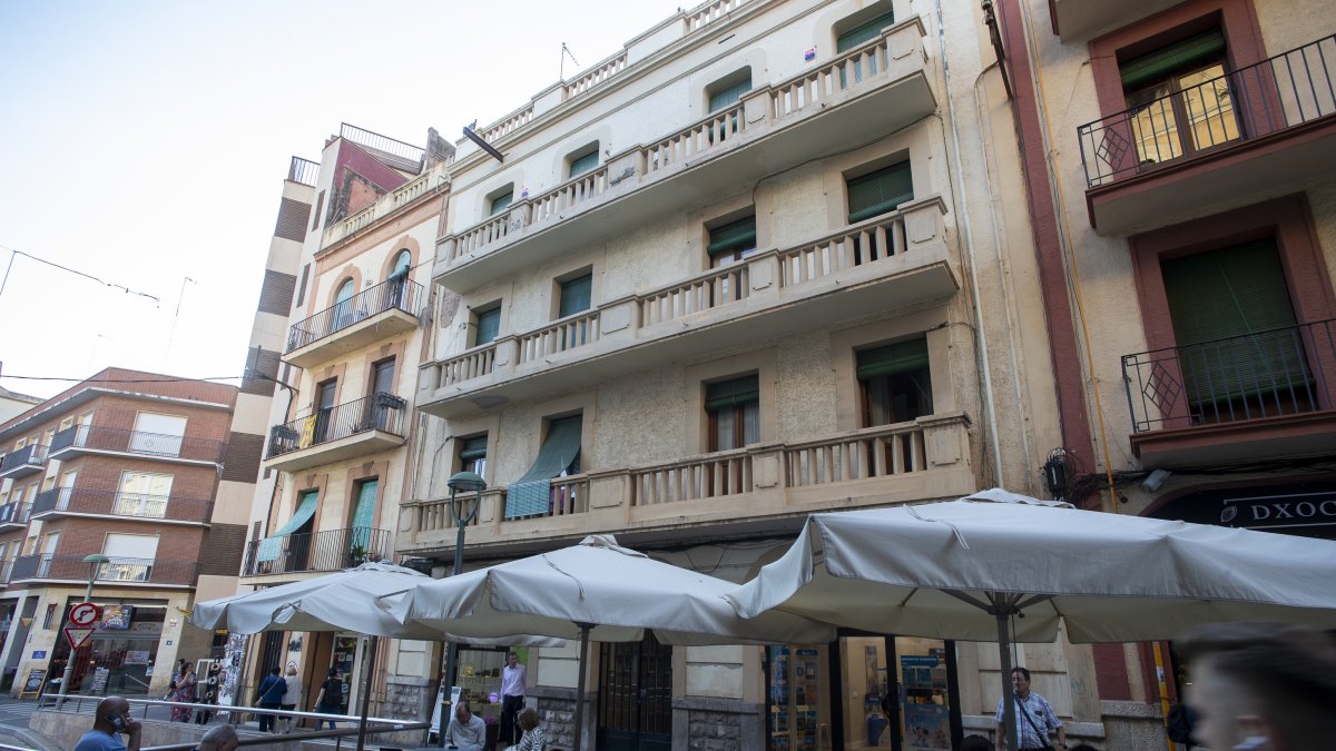 El número 13 de la calle Lleida es un edificio con cien años de antigüedad, que ha sido objeto de diferentes reformas para mantenerlo en condiciones.
