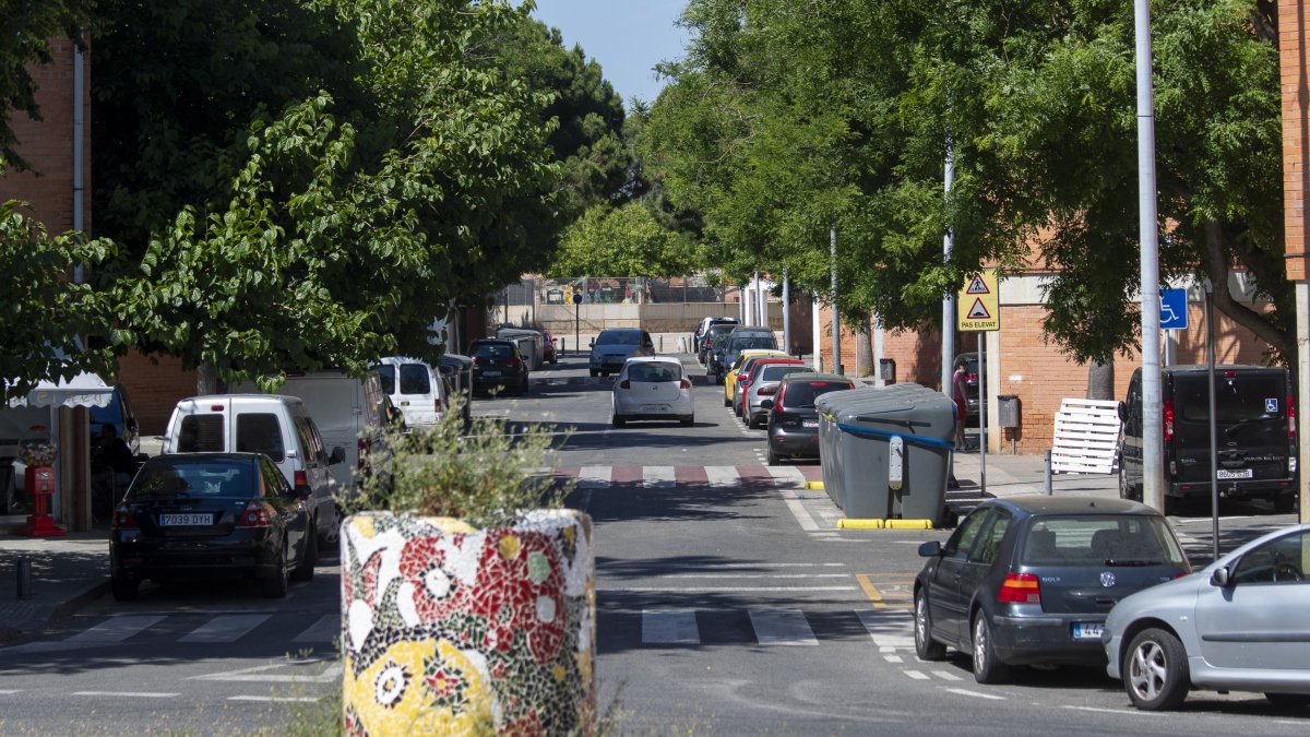 Fotografía de la calle de Mas Pellicer, el eje vertebrador del barrio y, también, donde se encuentran los siete bloques de pisos en los que la Generalitat está actuando para mejorar la eficiencia energética.