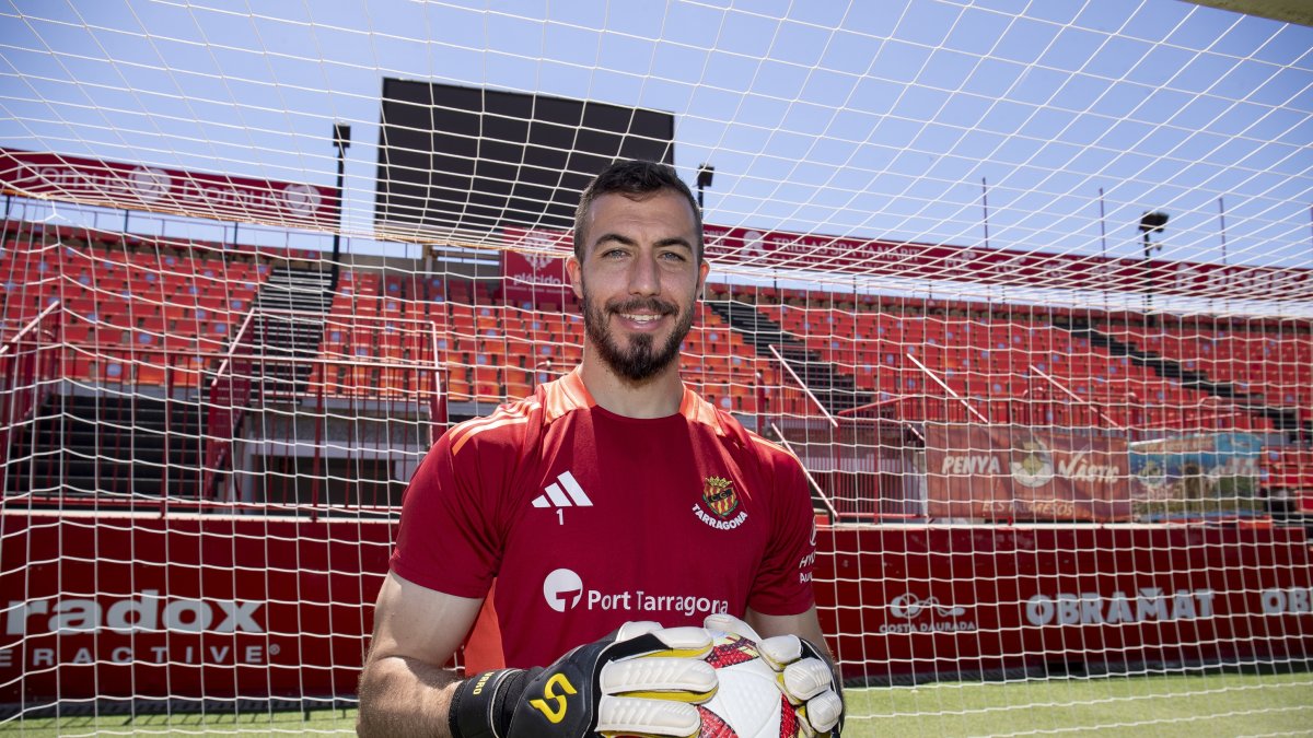 El portero del Nàstic, Alberto Varo, después del entrenamiento de ayer en la portería de gol de mar del Nuevo Estadio Costa Daurada.