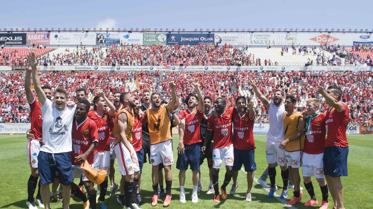 La plantilla del Nàstic del curs 14/15 celebrant l’ascens just després de vèncer el Huesca.
