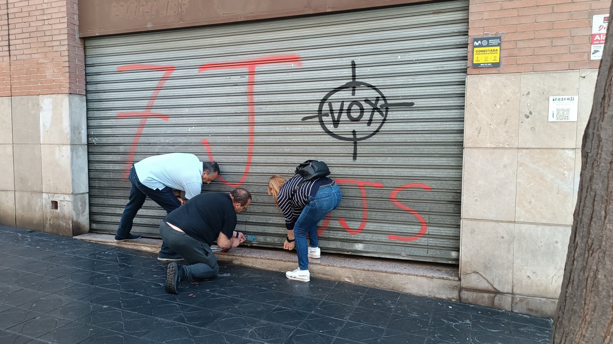 Imagen de las pintadas en la nueva sede de VOX en la calle Pere Martell de Tarragona.