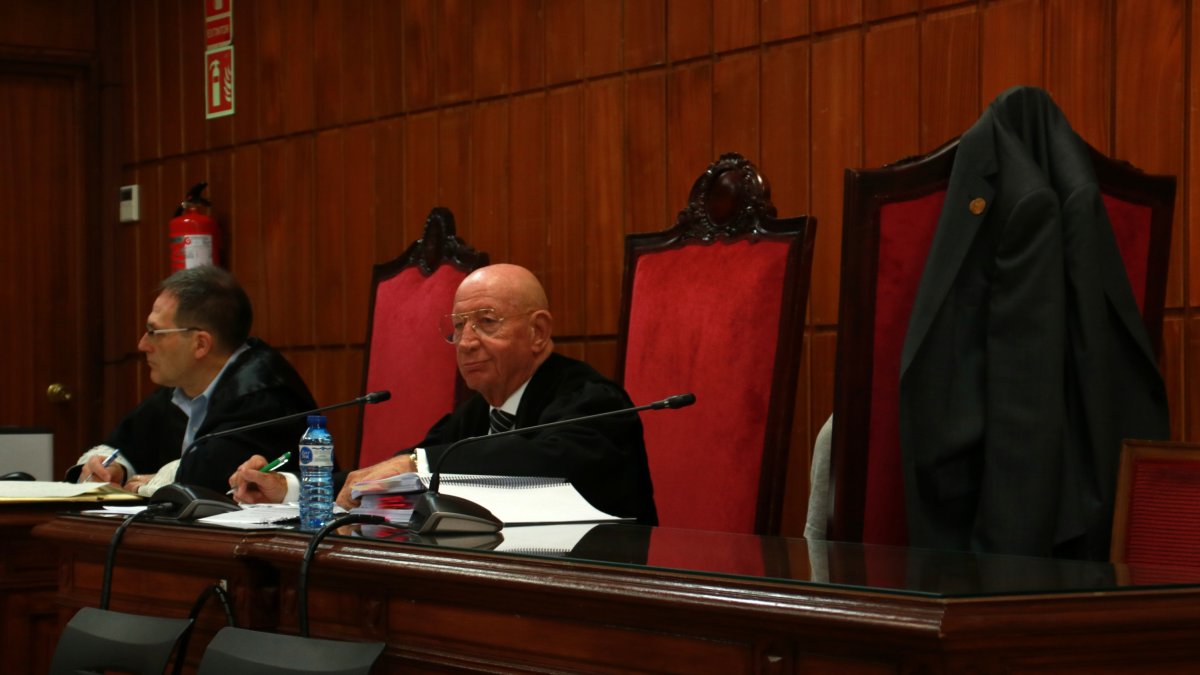 L'advocat i l'home acusat d'un delicte d'assassinat amb traïdoria en grau de temptativa a Tarragona a l'inici del judici celebrat a l'Audiència de Tarragona.