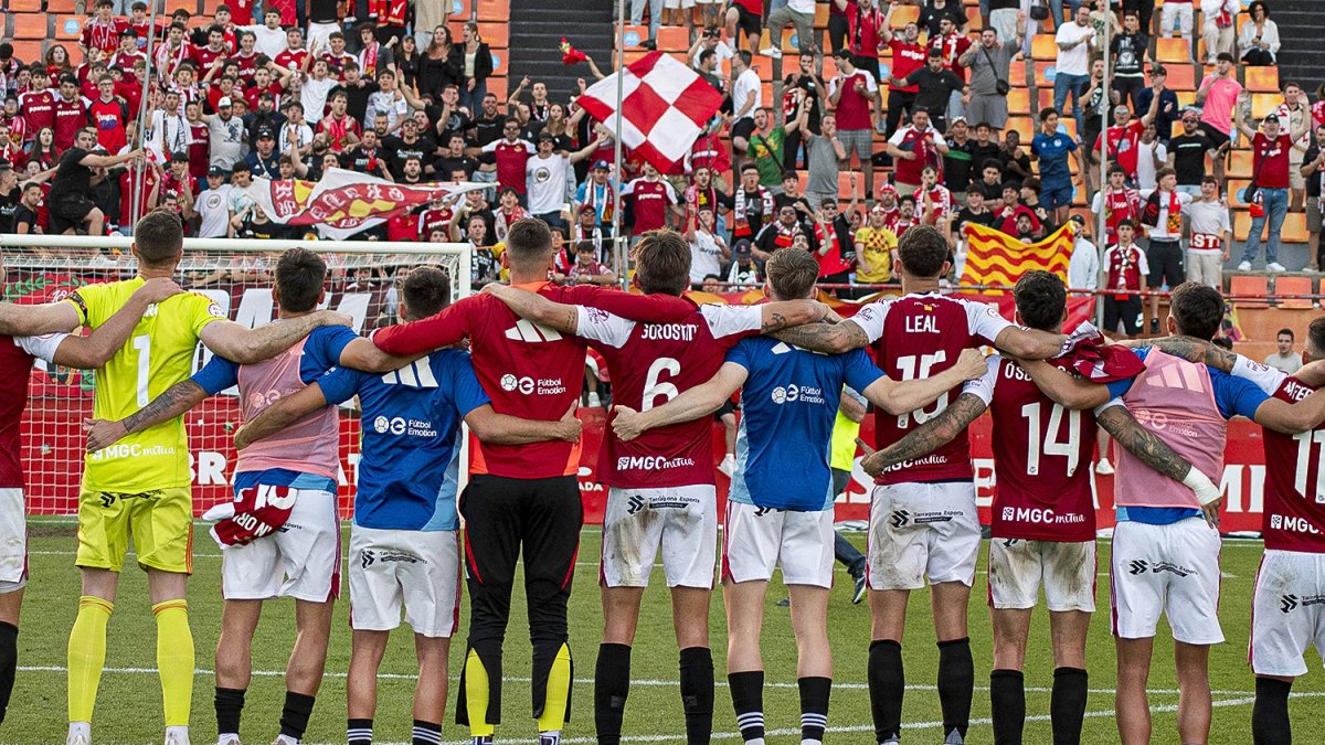 Los jugadores del Nàstic de Tarragona, celebrante, con la afición, la última victoria conseguida en el Nuevo Estadio Costa Daurada.