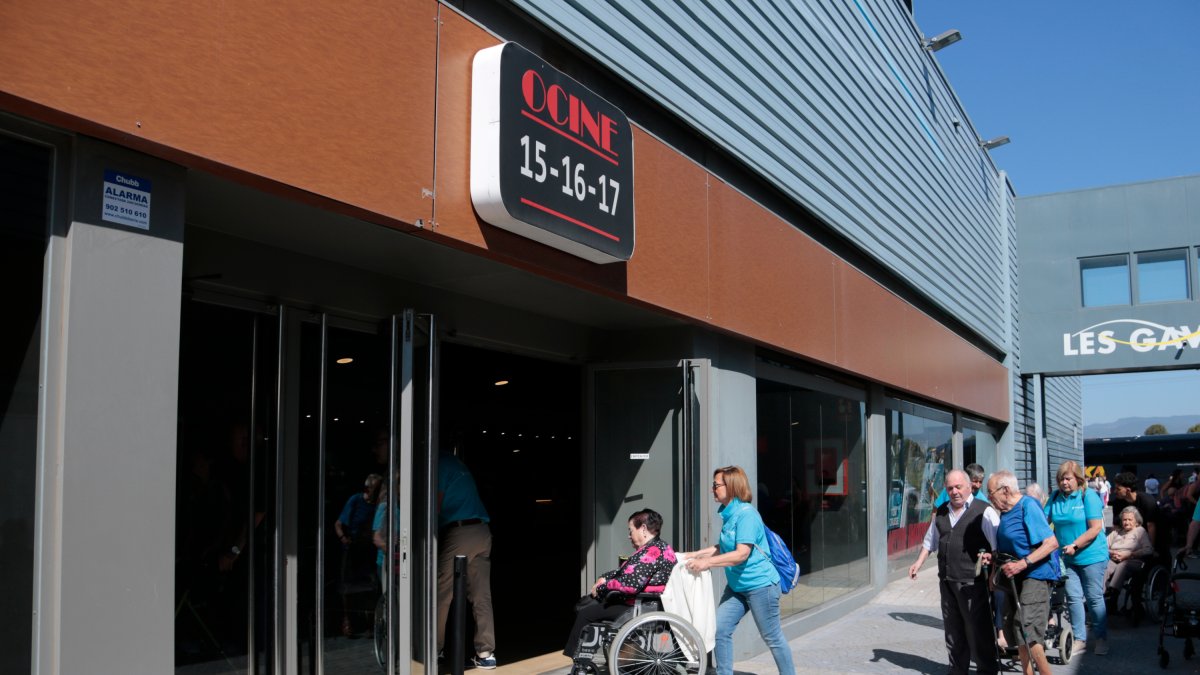 Un grup d'usuaris de residències de gent gran del Camp de Tarragona entren a una de les sales de cinema de Tarragona on s'ha projectat la pel·lícula 'Wolfgang (extraordinari)'.