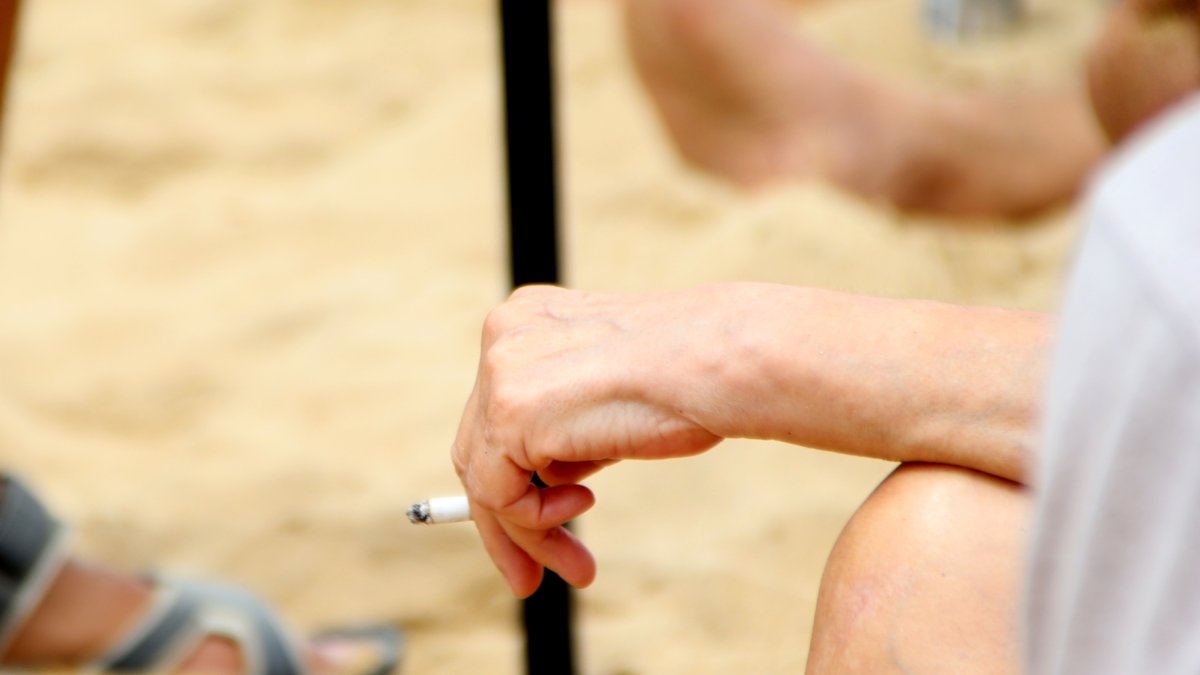 Una mujer sujeta un cigarro.