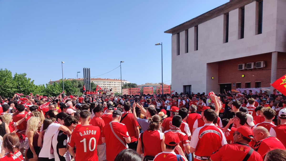 La afición del Nàstic en la previa contra el Murcia.