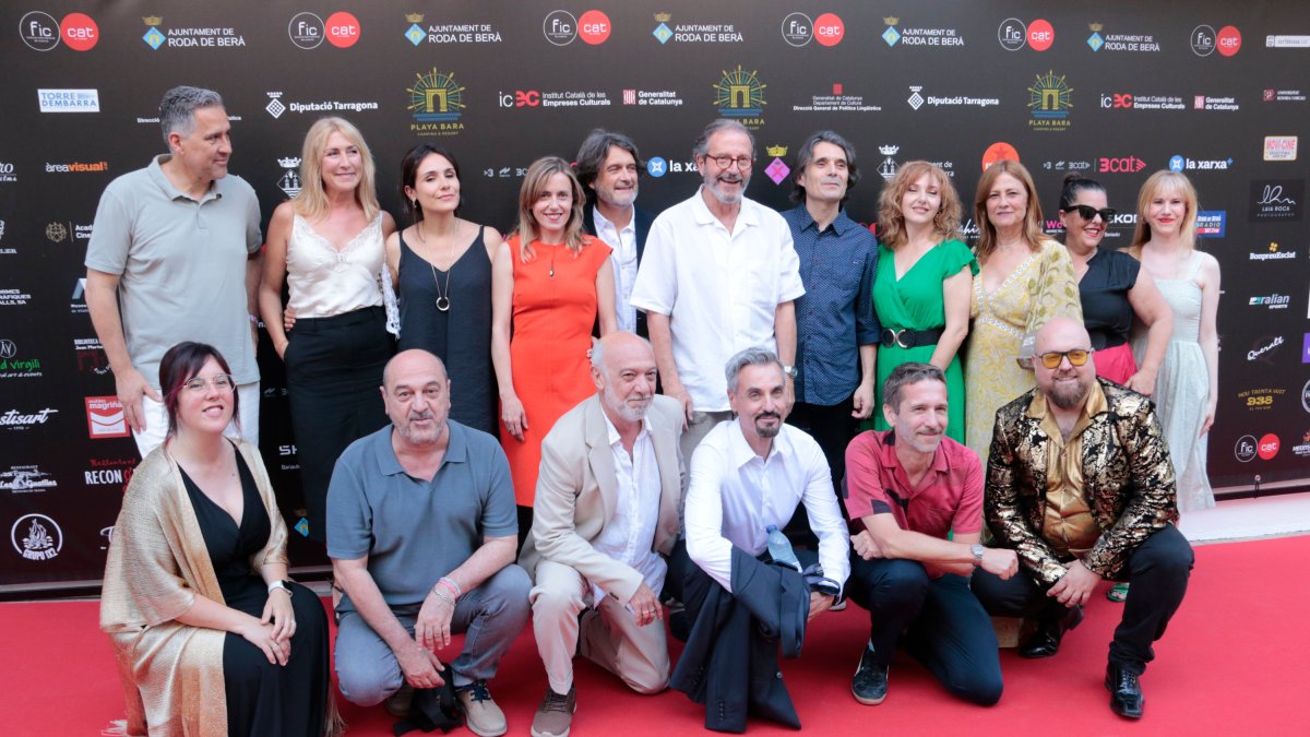 El equipo de 'La invasión de los bárbaros' y los directores de FIC-CAT, en la alfombra roja del festival.
