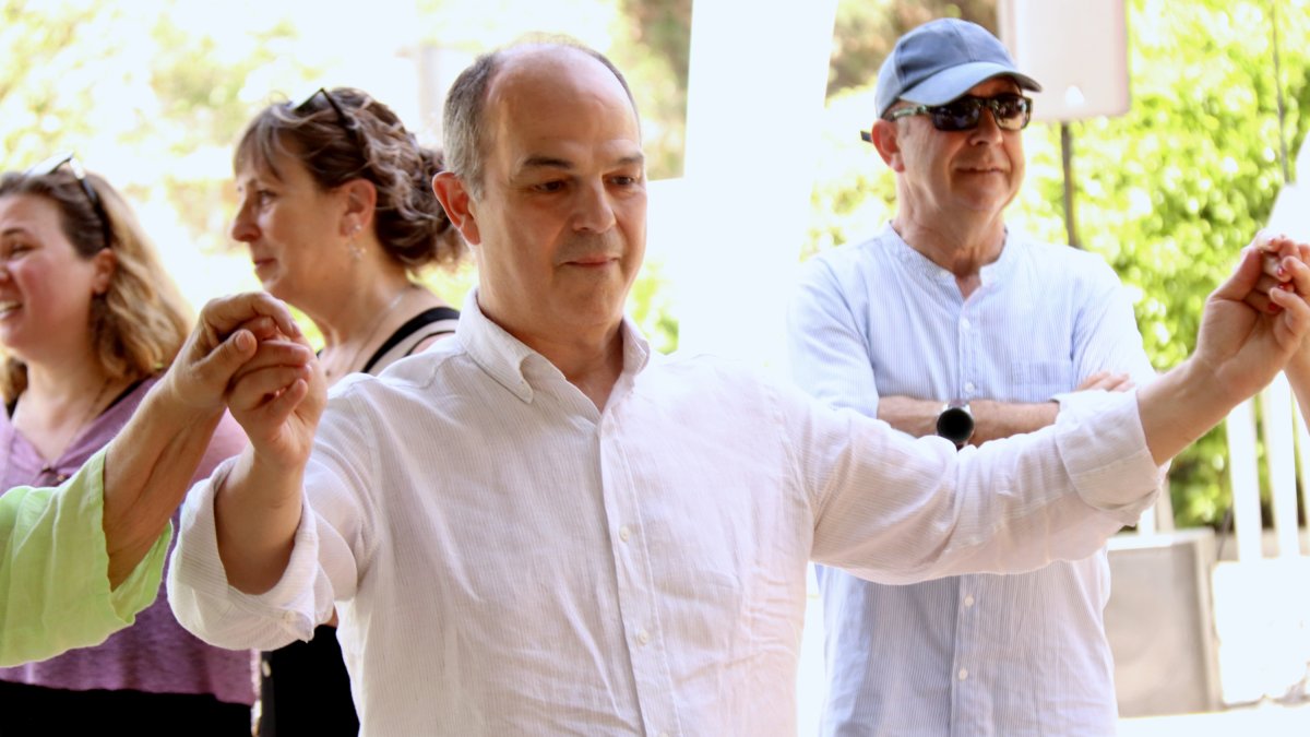 Jordi Turull baila una sardana al aplec de Junts en Sant Cugat del Vallès.
