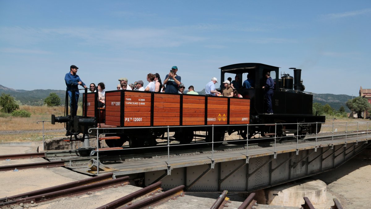 La locomotora Cuco y el vagón Trueno, antes de cerrar la temporada antes del verano.