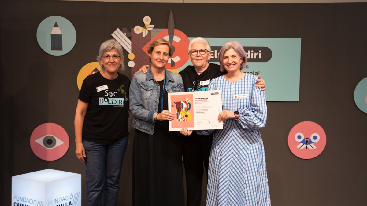 Representants de l'Escola recullen el Reconeixement.