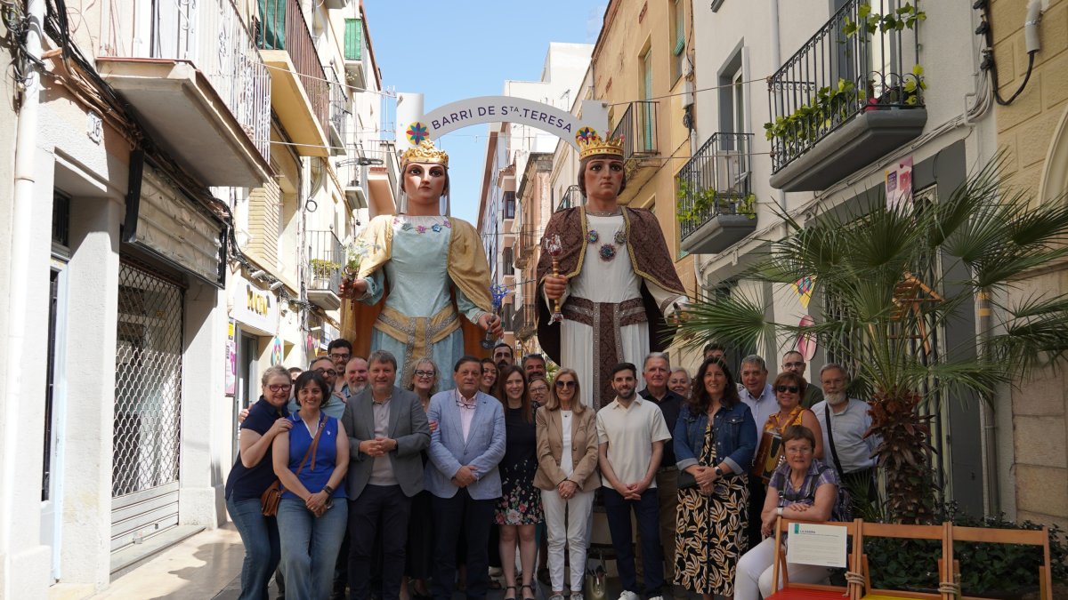 La fiesta de clausura de la campaña de dinamización contó con los antiguos gigantes del barrio de Santa Teresa.