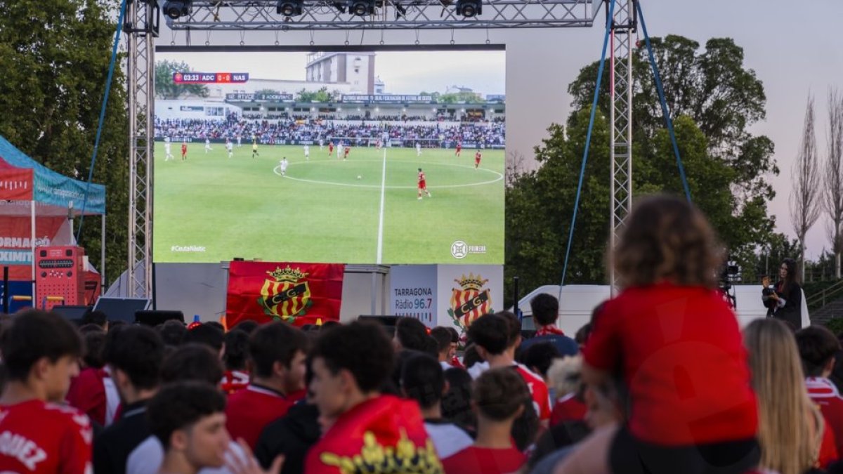 Imagen de la retrasmisión del Ceuta-Nàstic en el Parque Francolí el año pasado.
