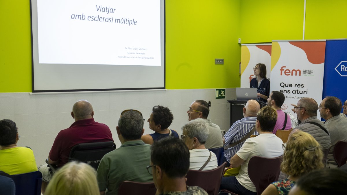 Fotografia de la xerrada informativa a Mas Sabater sobre esclerosi múltiple.